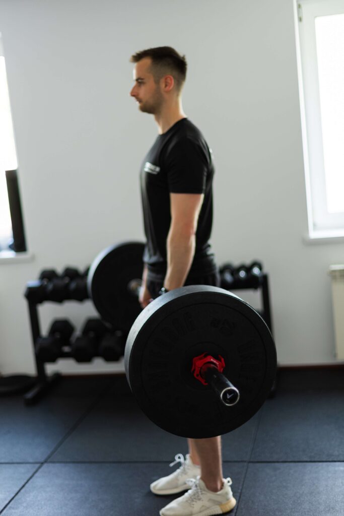 Adam Pinocy ze sztangą w końcowej pozycji martwego ciągu