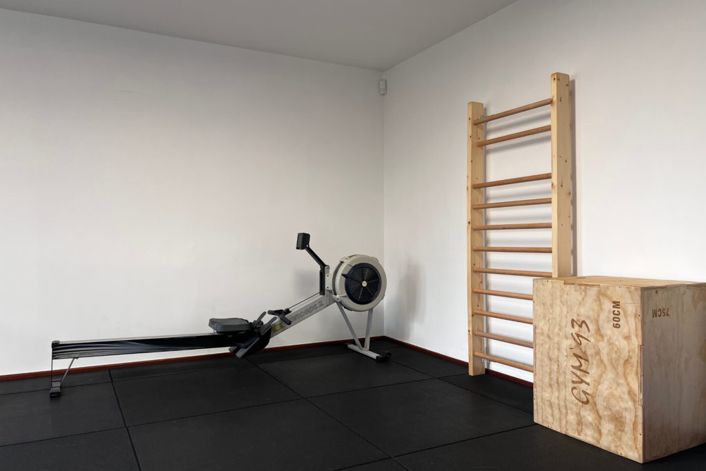 Wioślarz w sali cardio