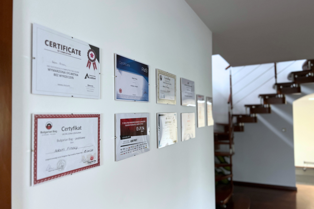 Certyfikaty trenera na ścianie Fitstudio Imielin