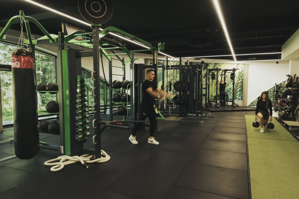 Strefa treningu funkcjonalnego w klubie Active Francuska w Katowicach