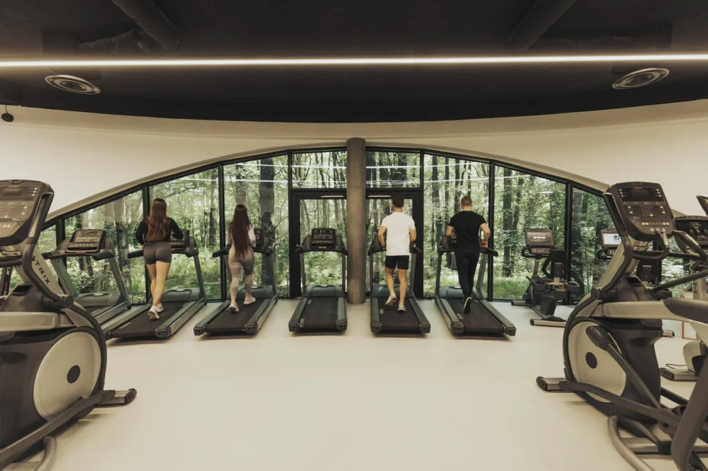 Bieżnie w strefie cardio z widokiem na las, Active Francuska Katowice