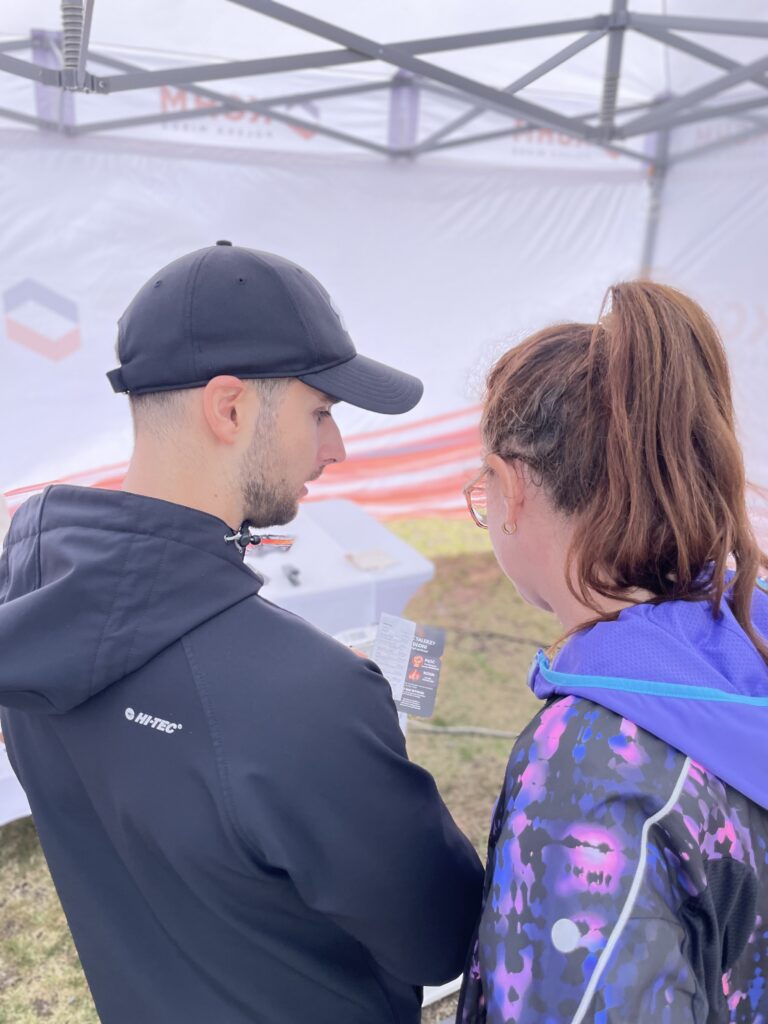 Adam Pinocy omawia wynik analizy składu ciała z uczestniczką eventu
